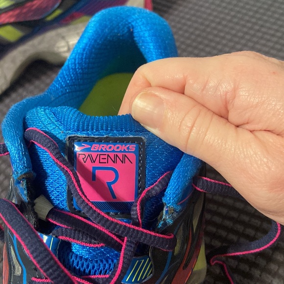 Brooks running shoes - size 10.5 - Picture 3 of 6